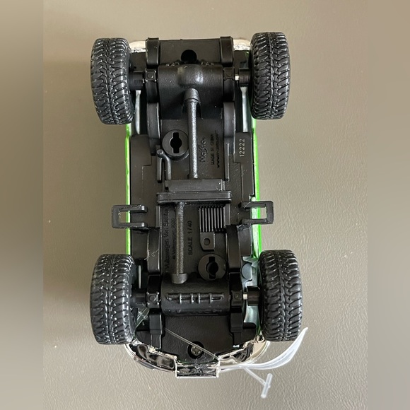 Maisto Volkswagen VW Lifted Van Samba 1/40 Model Green and White 4x4 - Picture 8 of 8